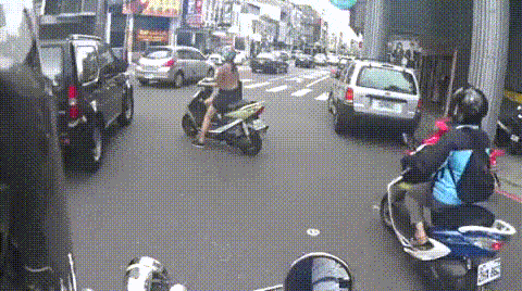 Пропустил девушку