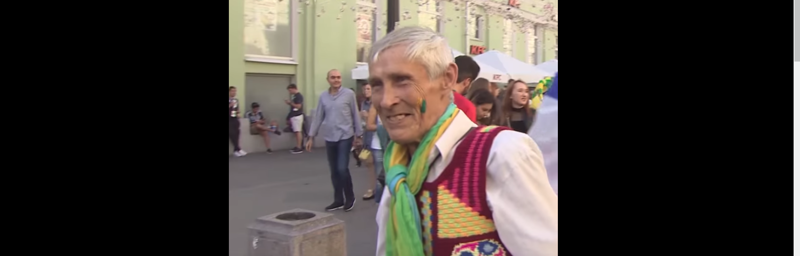Юрий Белов вяжет и дарит футбольным фанатам сувениры на память о чемпионате мира: видео