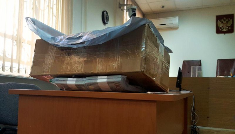 Коробка с двумя миллионами долларов, которые Сечин передал Улюкаеву