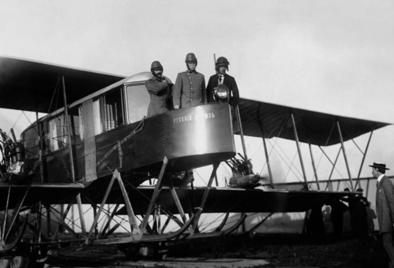 На фото авиаторы Сикорский, Геннер и Каульбарс на борту самолета "Русский витязь", 1913 год