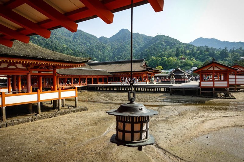 Miyajima mei. Храм Ицукусима-Дзиндзя. Ворота синтоистского храма Ицукусима. Остров Миядзима и святилище Ицукусима. Остров Миядзима на карте.