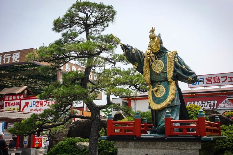 Miyajima mei. Остров Миядзима. Скульптура у Миядзима. Тацуо Миядзима.