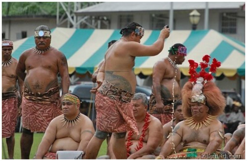 Кстати мужчины Науру не отстают от женщины и чем толще, тем красивее