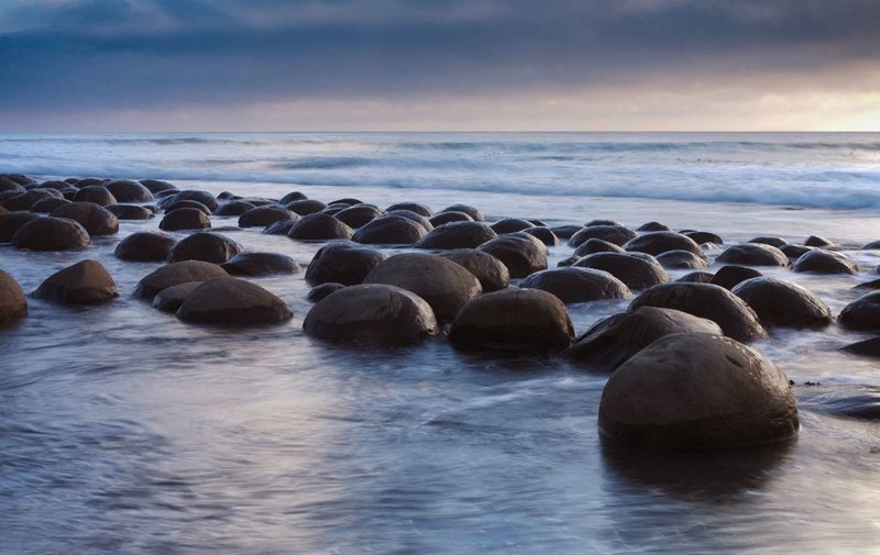 Шаровидные конкреции в Калифорнии на «пляже шаров для боулинга» (Bowling Balls Beach)