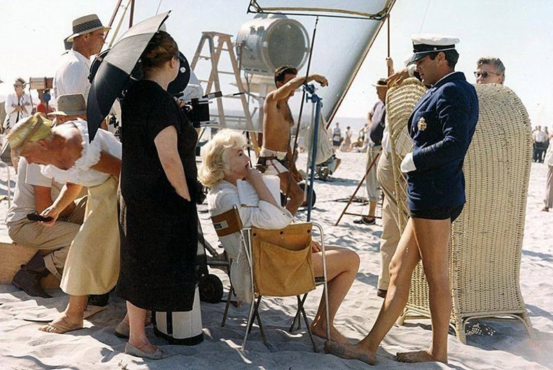 Мэрилин Монро, Тони Кертис и Джек Леммон на съёмках "В джазе только девушки". 1959 год