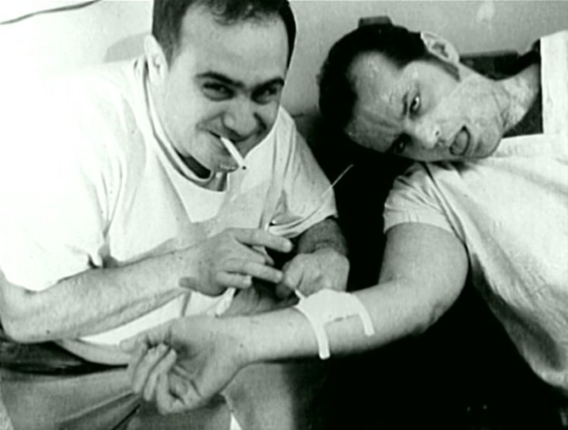 Дэнни Девито и Джек  Николсон на съемочной площадке « Пролетая над гнездом кукушки». 1974
