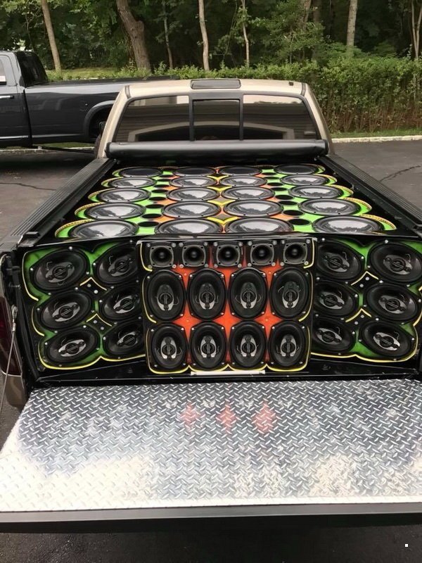 Теги автозвук. Ящик в кузов пикапа mitsubishi l200. Музыкальная колонка в кузов пикапа. Как добавить музыку в пикап. Сабвуфер в toyota hilux.