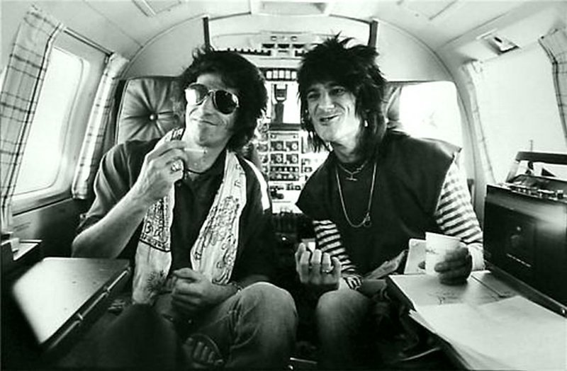 Кит Ричардс и Рон Вуд на частном самолете, Лос-Анджелес, 1979. Фото Генри Дильца.