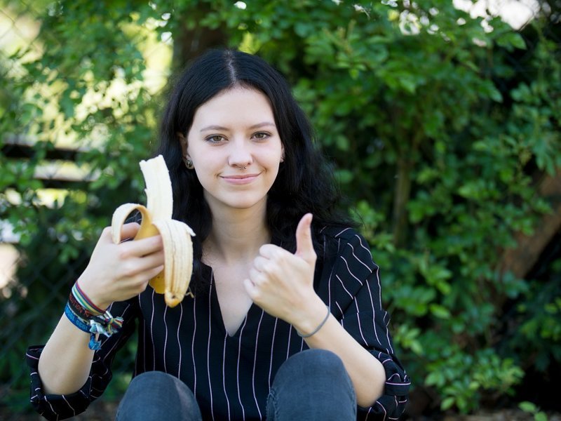 Здоровый аппетит. Девушки, постоянно сидящие на диетах, съедающие листик салат и кривящие нос при виде отбивной или бокала пива не нравятся, пожалуй, никому.