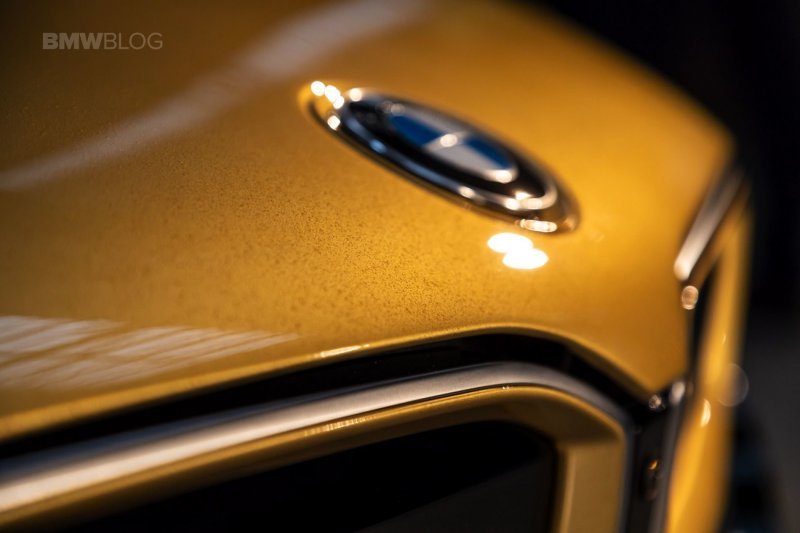В Чехии покрыли BMW i3 и i8 четырьмя слоями золота