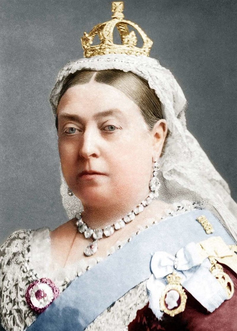 История британской королевской семьи в цветных фотографиях