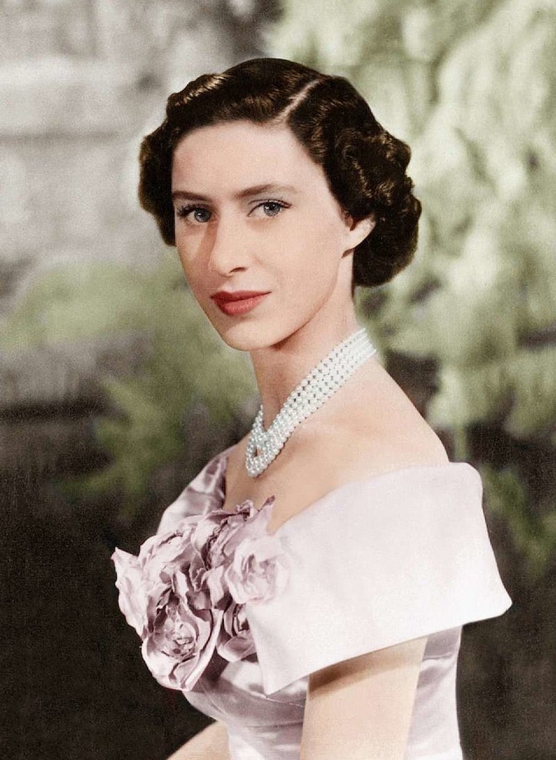 История британской королевской семьи в цветных фотографиях