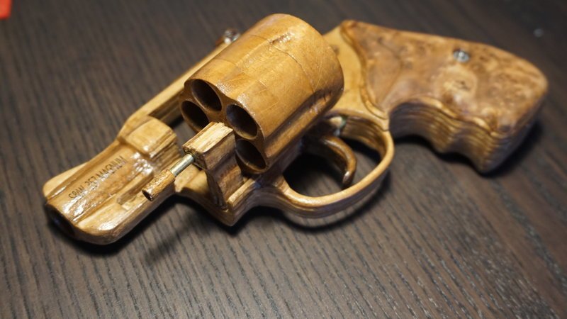Револьвер S&W из дерева