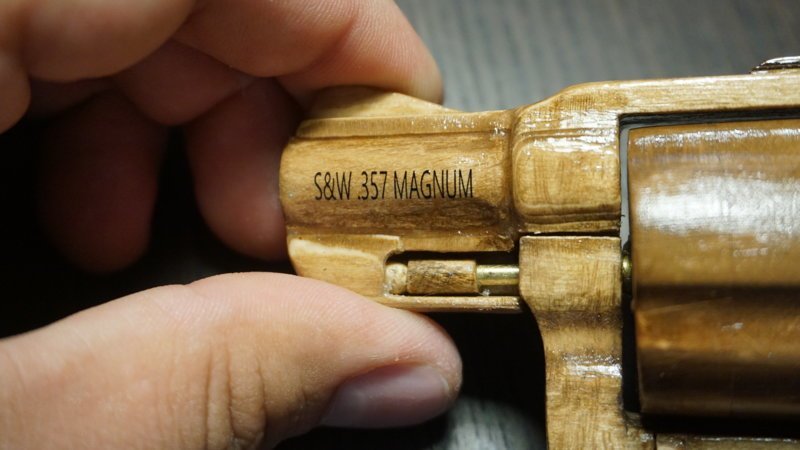 Револьвер S&W из дерева