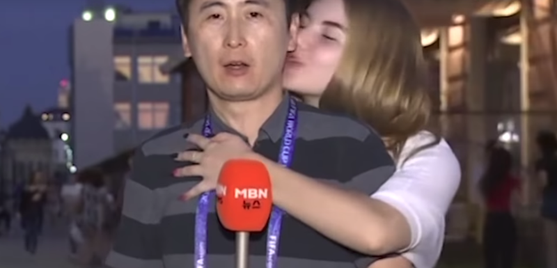 Первый поцелуй журналист выдержал и продолжил репортаж