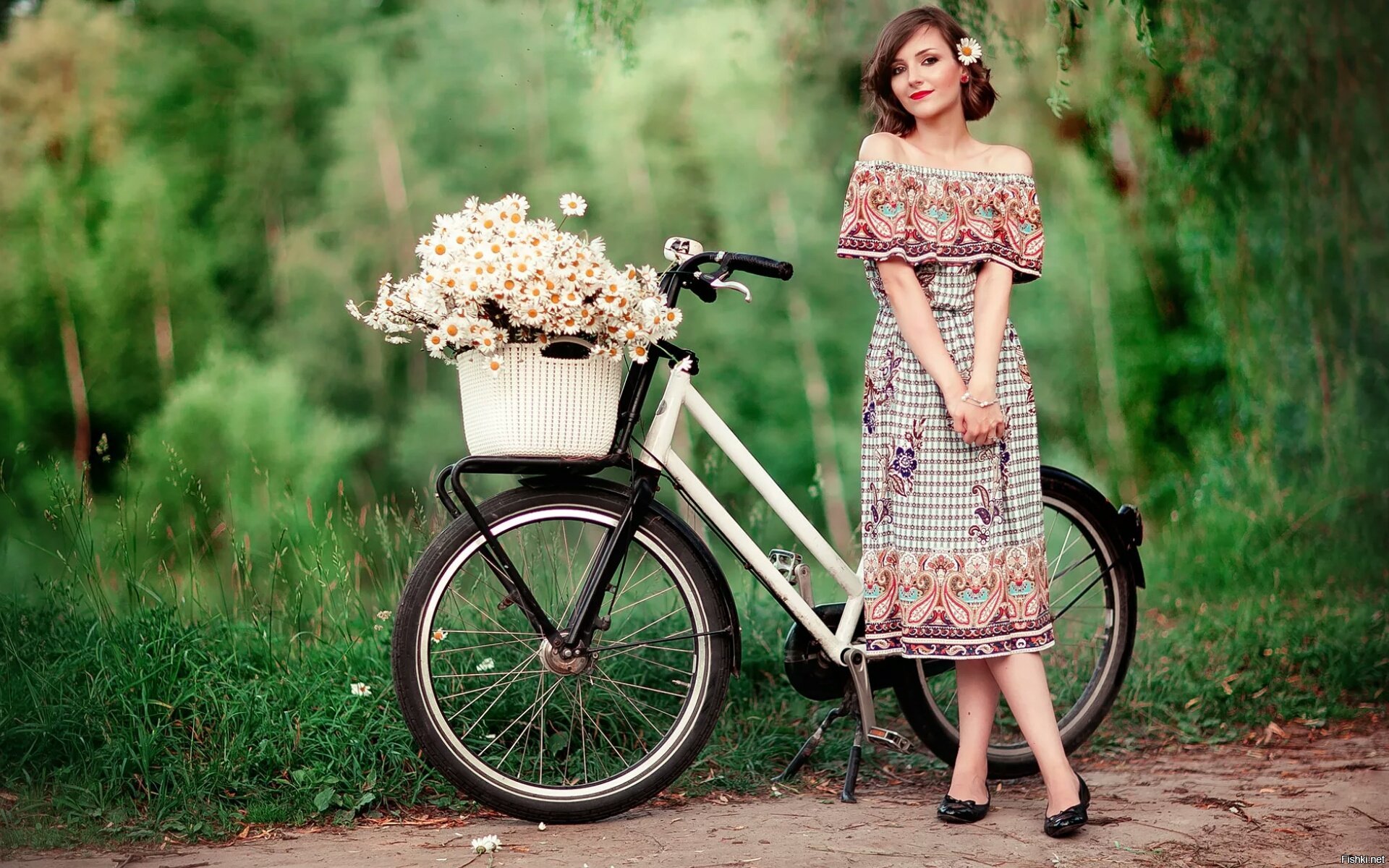 Фотографии с великом. Фотосессия с велосипедом и цветами. Красивый велосипед с корзинкой. Фотосессия на велосипеде для девушки. Девушка на велосипеде с корзинкой.