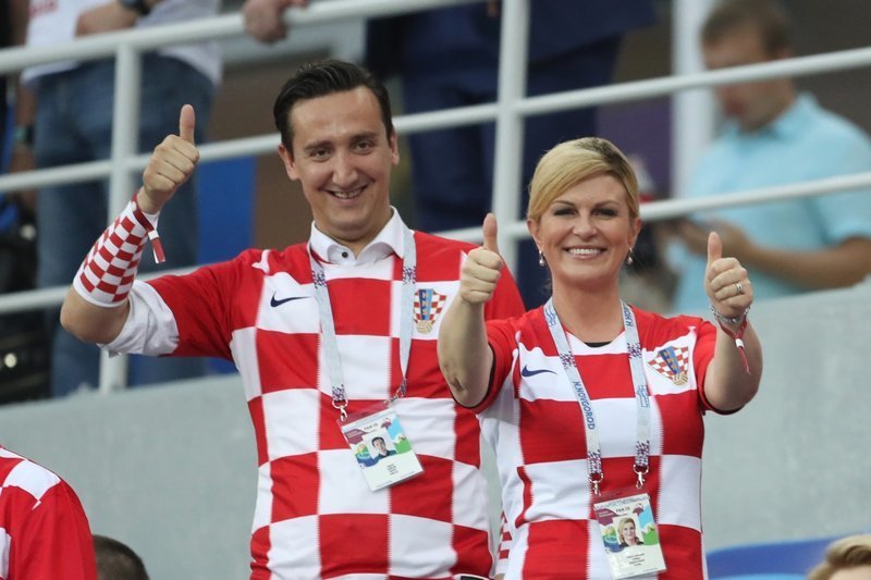 Президент Хорватии прилетела экономом, посмотрела матч с обычными фанатами и пригласила Путина в Сочи в мире, люди, президент, спорт, футбол, хорватия