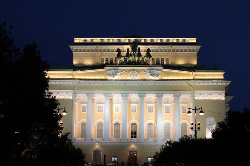 Ну раз уж пошел разговор о театрах, вспомним также Александринский театр в Санкт-Петербурге