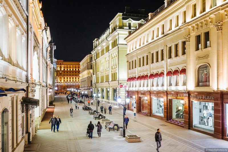 Никольская улица в Москве, с красивой подсветкой.