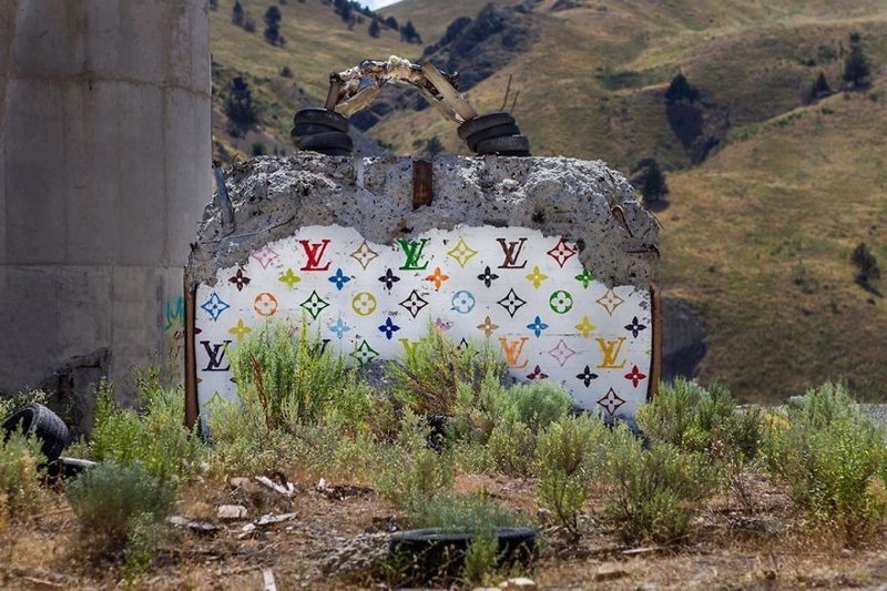 Уличный художник обличает мир потребления бетонными сумками