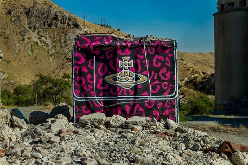 Уличный художник обличает мир потребления бетонными сумками