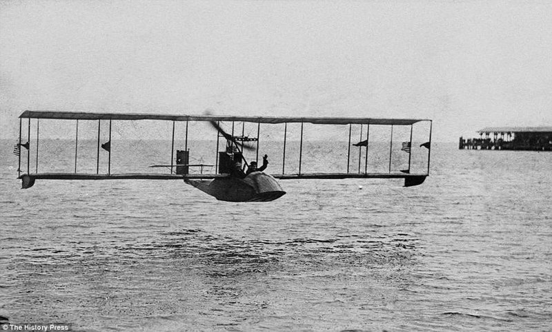 Один из редких снимков, попавших на страницы книги "50 самолетов, изменивших авиацию".  Летающая лодка Benoist XIV считается первым в мире воздушным судном, совершавшим регулярные рейсы. США, 1913 год.