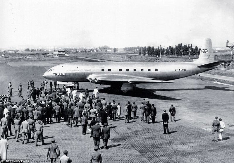 Прототип самолета de Havilland Comet-1, который стал первым в мире реактивным пассажирским авиалайнером, вышедшим на регулярные маршруты (1952)
