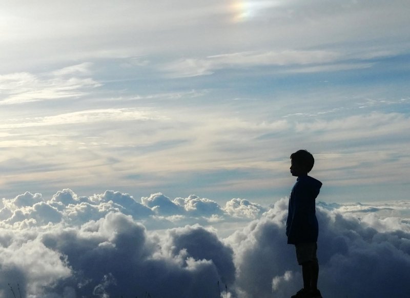 Облако над человеком. Человек на облаке. Человек над облаками. Мальчик на облаке. Человек на фоне облаков.
