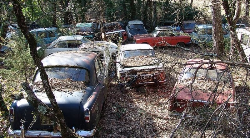 Невероятная коллекция редких заброшенных автомобилей во Франции