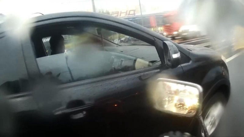 Двухколесный междурядчик разбил зеркало машине и трусливо сбежал