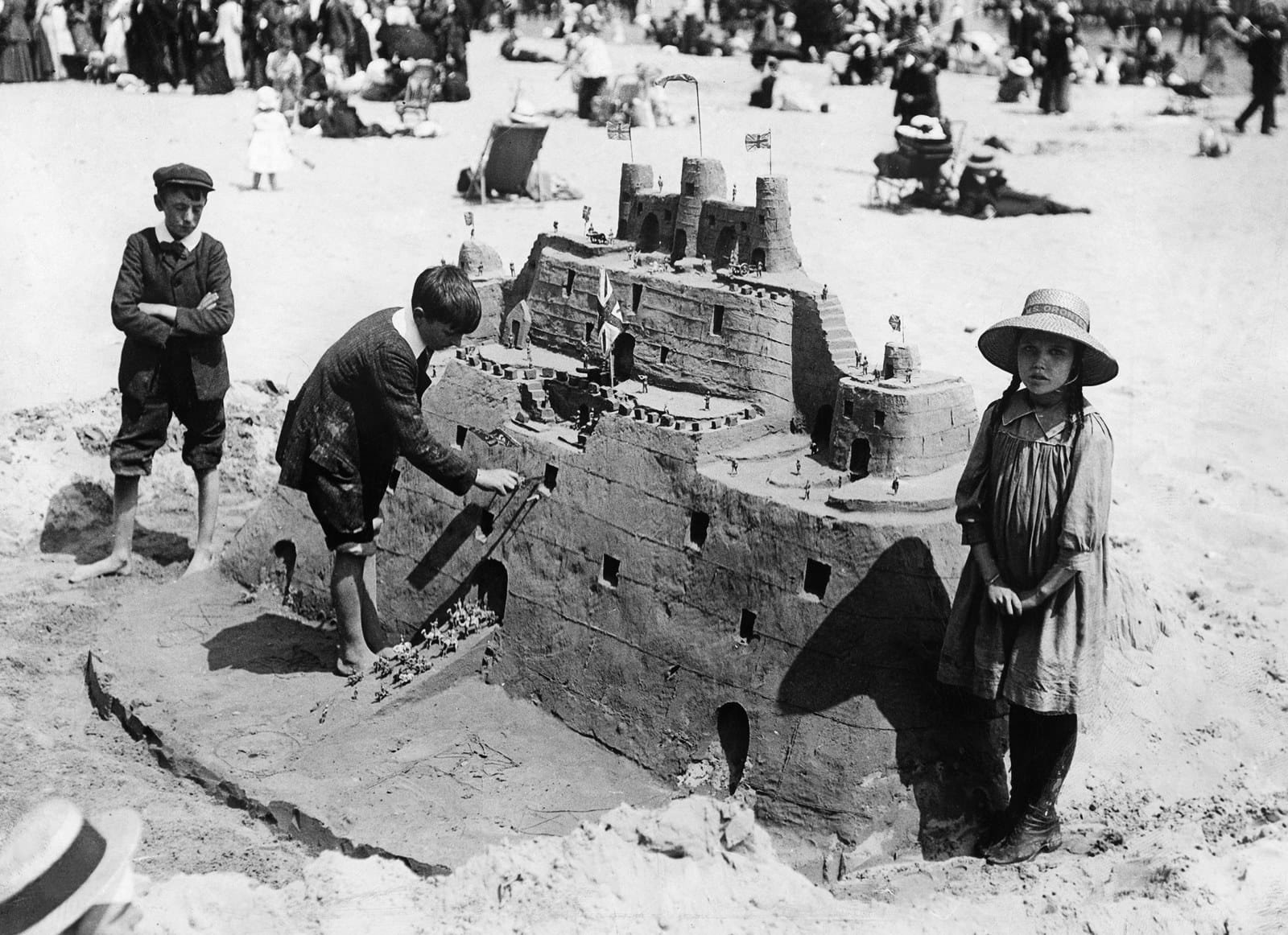 Дети строят песочный замок. Уэймут, Англия, примерно 1913 г.