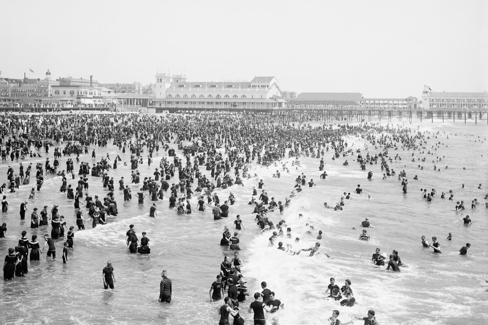 Вид на оживленный пляж в Атлантик-Сити, 1904 г.