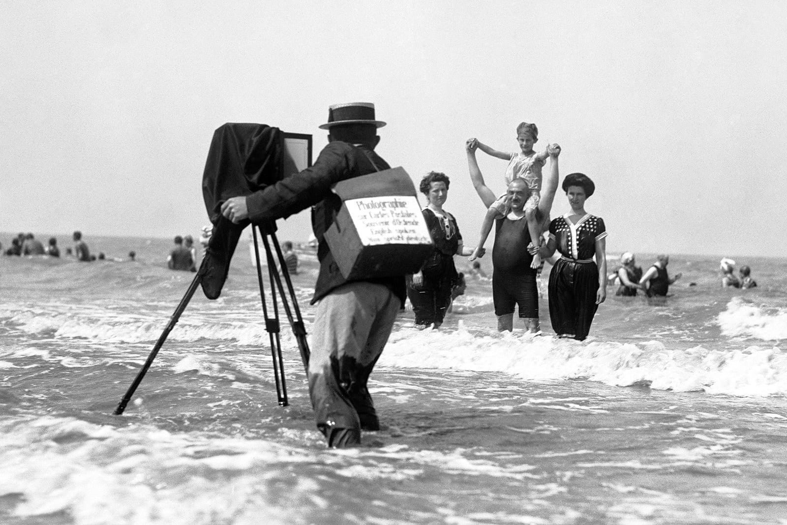 Фотограф снимает отдыхающих на пляже. Остенде, Бельгия, 1914 г.