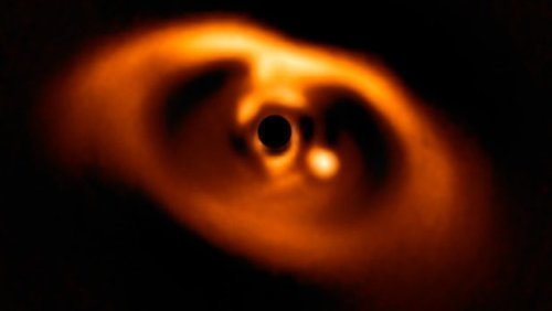 Астрономам удалось сделать первый в истории снимок "новорожденной" планеты !!!