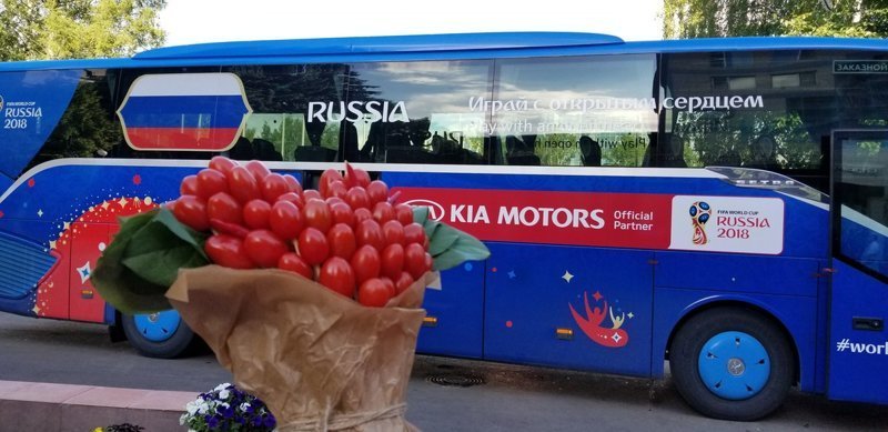 Оригинальный букет из помидоров, подаренный на встрече вратарю национальной команды Игорю Акинфееву