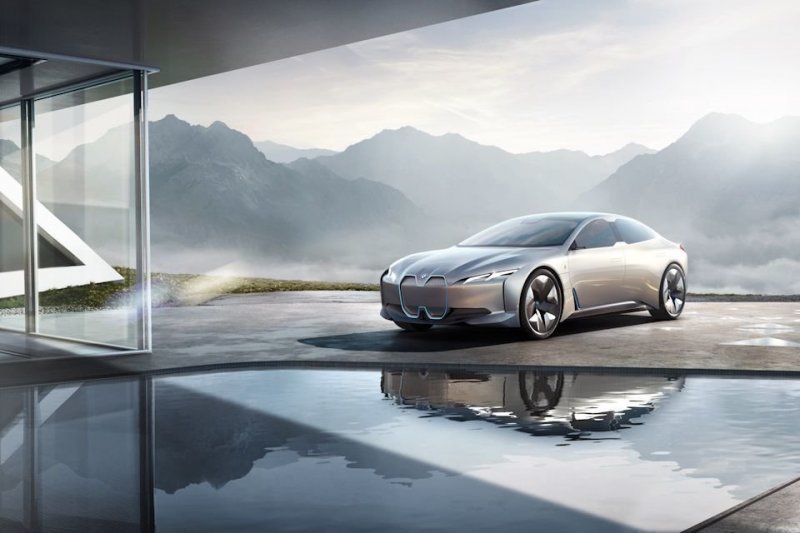 BMW в свою очередь стоит задуматься о создании флагманской модели по мотивам концепт-кара BMW i Vision Dynamics — беспилотный минивэн чем не расширение производственной гаммы?