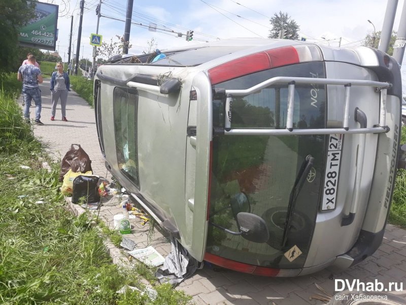 Автомобиль перевернулся из-за канализационного люка в Хабаровске