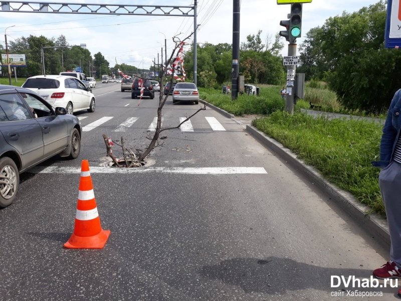 Автомобиль перевернулся из-за канализационного люка в Хабаровске