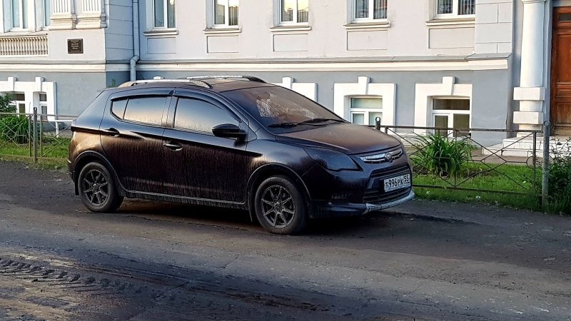 В Омске дорожники залили битумом припаркованные автомобили