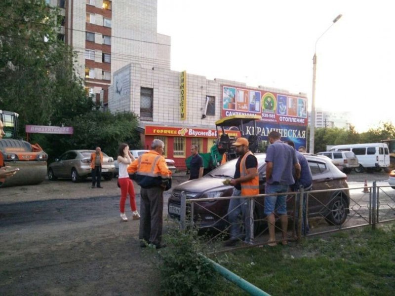 В Омске дорожники залили битумом припаркованные автомобили