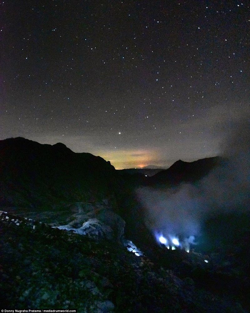 Вулкан в Индонезии, который горит синим пламенем