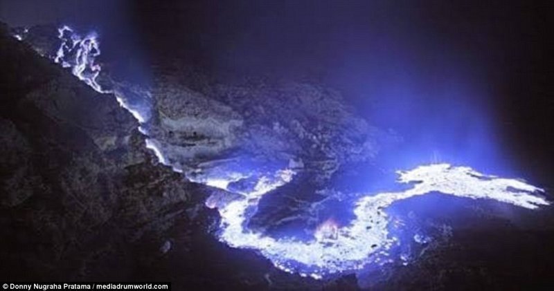 А кому не захочется посмотреть ночью на пятиметровые голубые лучи, бьющие из вулкана вверх? вулкан, выбросы, газ, газы, индонезия, познавательно, сера, туристу на заметку