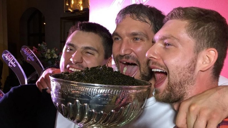 Александр Овечкин поел черной икры из Кубка Стэнли