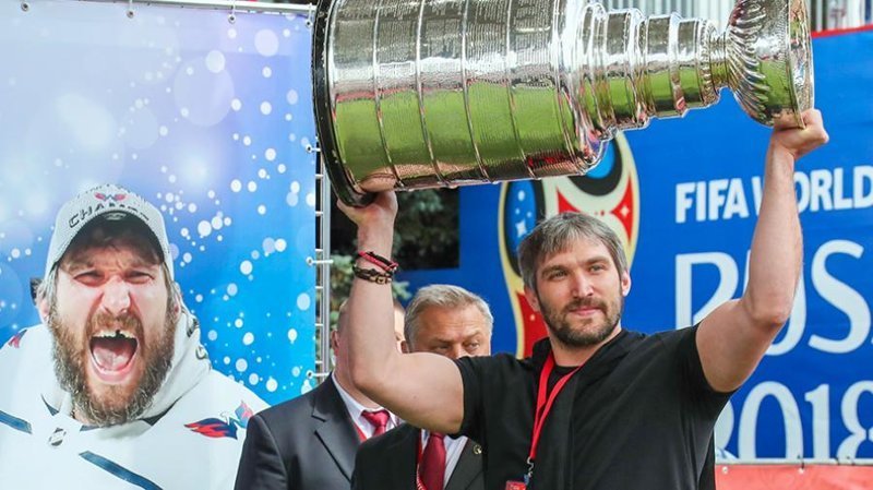 Александр Овечкин, ставший обладателем самого престижного трофея клубного хоккея в мире, привёз кубок в Москву и презентовал сразу на нескольких мероприятиях