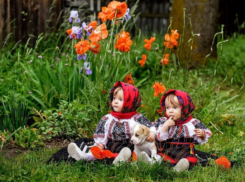 Девочки в традиционных румынских нарядах