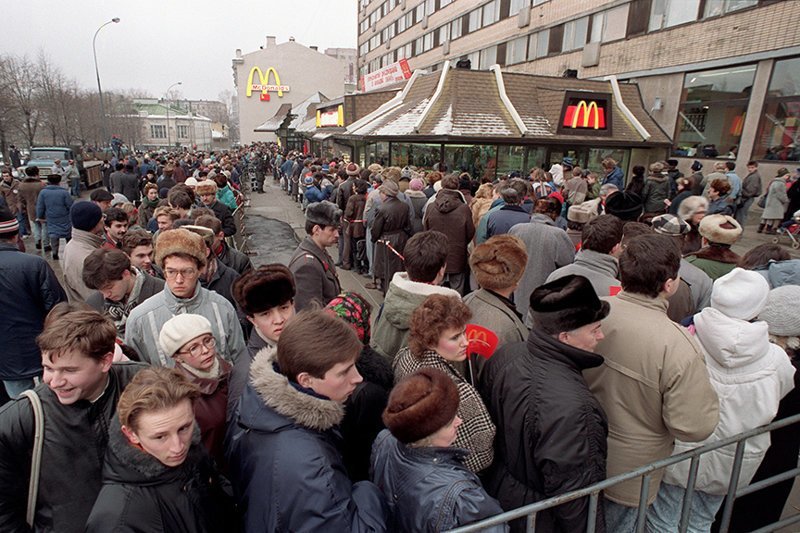 Быть первым: в центре Москвы выстроилась очередь за умными колонками