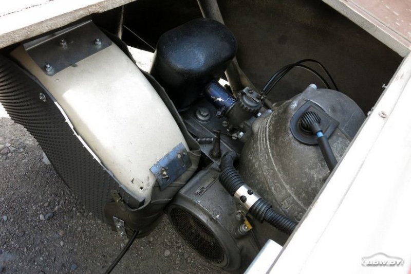 А под багажным отделением - моторный отсек. С этого ракурса Fuldamobil больше всего напоминает мотороллер.
