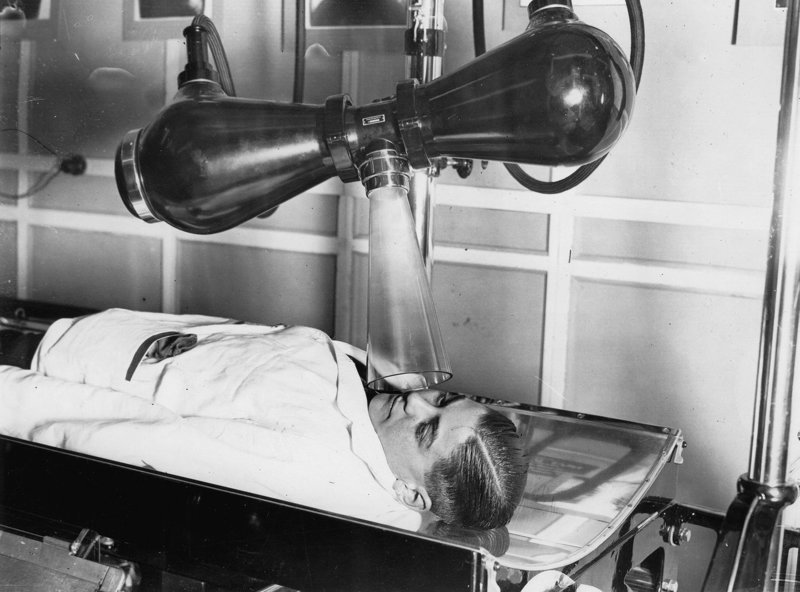 8. Рентгеновские технологии развивались быстро, но все аппараты имели внушительные размеры. Так делали снимок челюсти для стоматологии, 1932 год