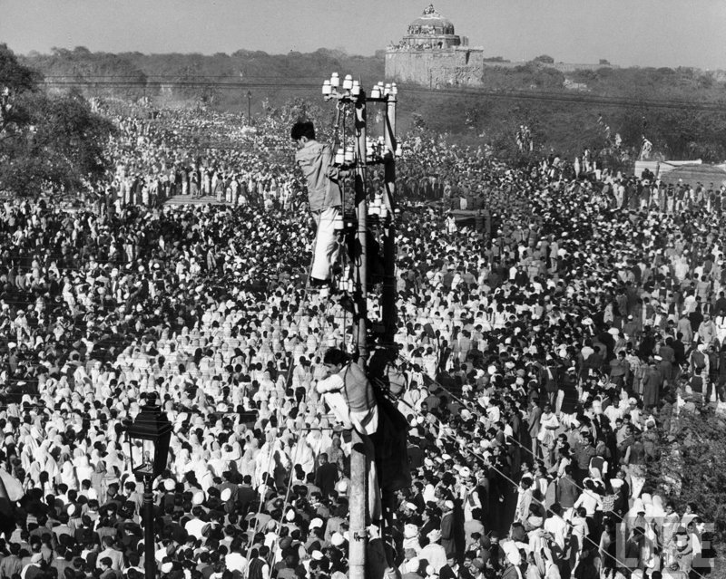 Люди забирались на электрические столбы, чтобы увидеть похороны Махатмы Ганди, 1948 год