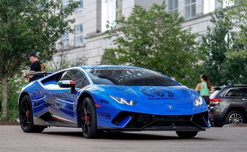 Суперкар Lamborghini Huracan Performante идёт c 630-сильным мотором V10 5.2. У нас такое авто можно купить за 15 миллионов рублей с лишним.